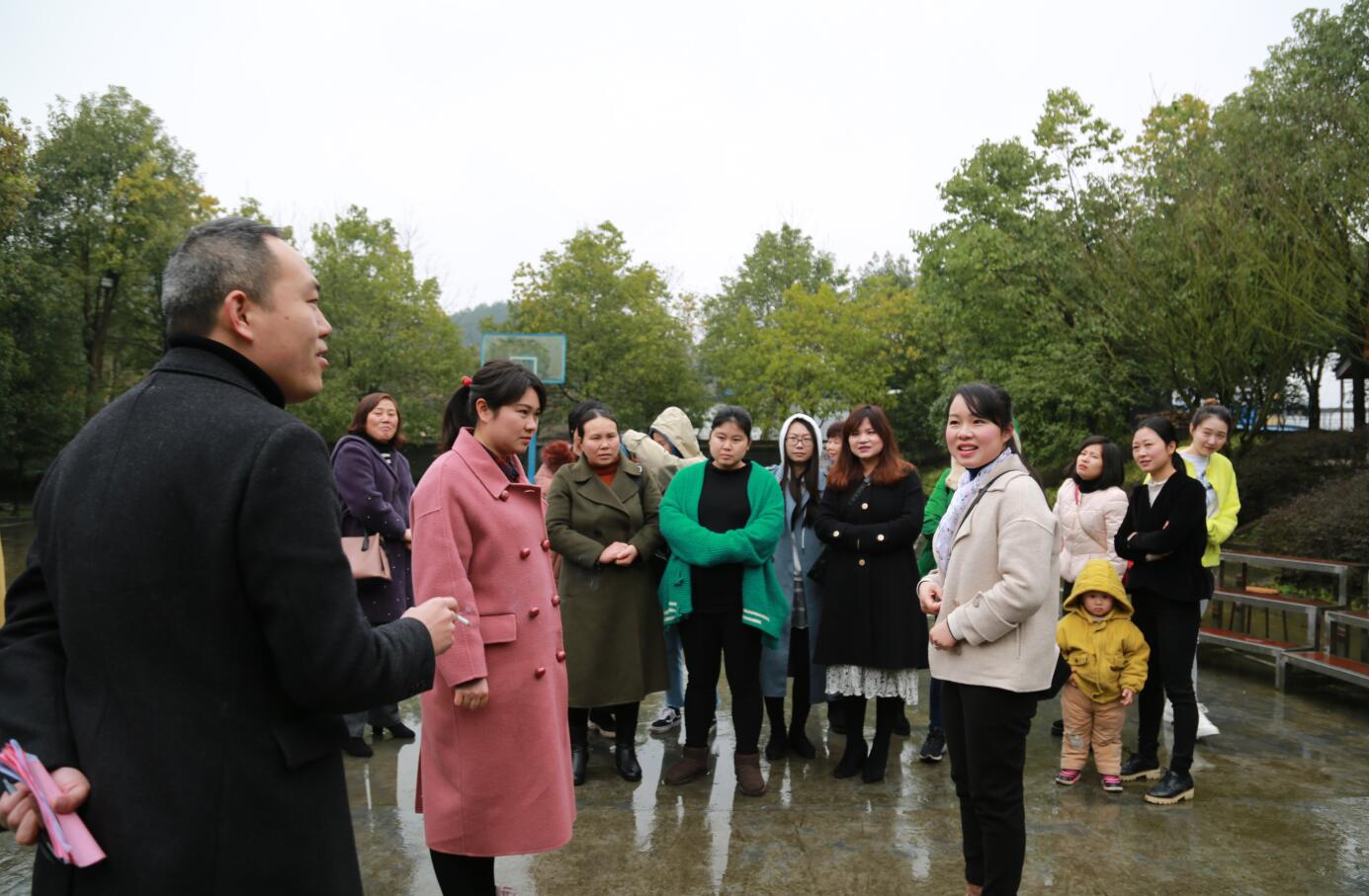 2019三八妇女节在爱晚亭开展趣味小游戏.JPG